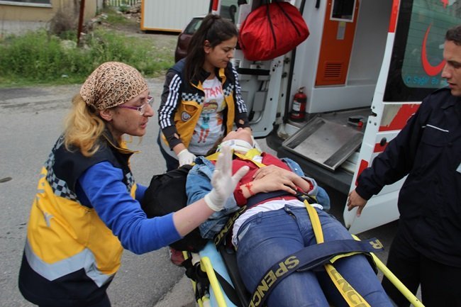 ZONGULDAK'IN EREĞLİ İLÇESİNDE OKULDAN ÇIKIP EVİNE GİDERKEN BİR KAMYONETİN ÇARPTIĞI LİSELİ ÖĞRENCİYİ AMBULANSIN GELMESİNİ BEKLERKEN ARKADAŞLARI TESELLİ ETMEYE ÇALIŞTI. (VEDAT KILIÇ/ZONGULDAK-İHA)