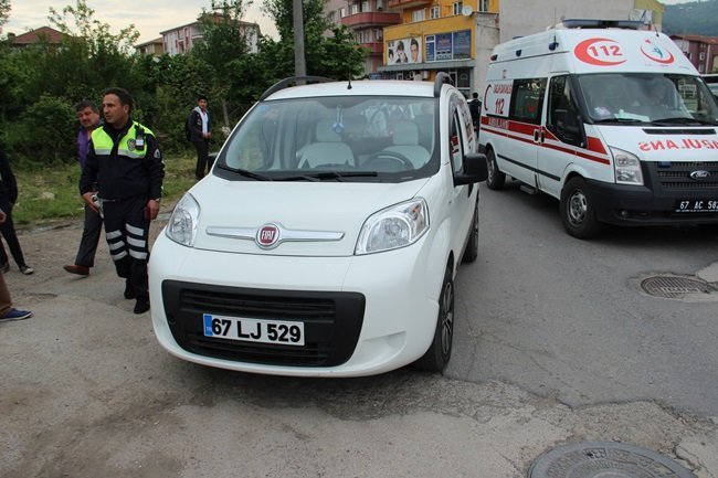 ZONGULDAK'IN EREĞLİ İLÇESİNDE OKULDAN ÇIKIP EVİNE GİDERKEN BİR KAMYONETİN ÇARPTIĞI LİSELİ ÖĞRENCİYİ AMBULANSIN GELMESİNİ BEKLERKEN ARKADAŞLARI TESELLİ ETMEYE ÇALIŞTI. (VEDAT KILIÇ/ZONGULDAK-İHA)