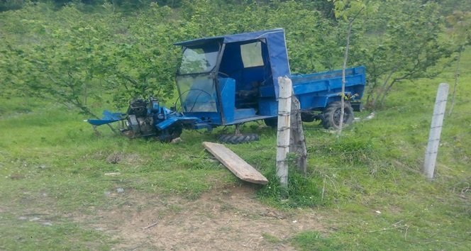 KDZ. EREĞLİ İLÇESİNDE VİRAJI ALAMAYAN PAT PAT DEVRİLDİ, ALTINDA KALAN İKİ KİŞİ YARALANDI. (VEDAT KILIÇ/ZONGULDAK-İHA)