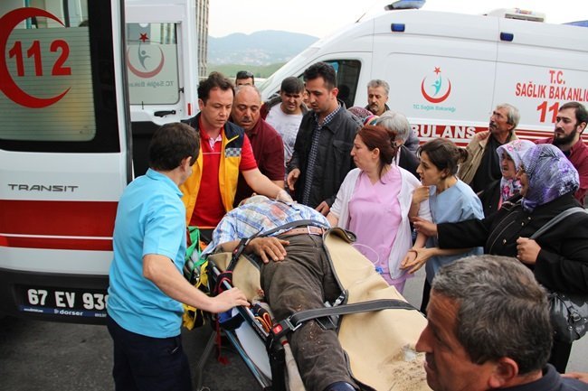 PAT PATIN DEVRİLMESİ SONUCU ALTINDA KALIP AĞIR ŞEKİLDE YARALANAN KDZ. EREĞLİ İLÇESİNE BAĞLI YAZIÖREN KÖYÜ MUHTARI CENGİZ ALTAY AĞIR YARALANDI. (VEDAT KILIÇ/ZONGULDAK-İHA)