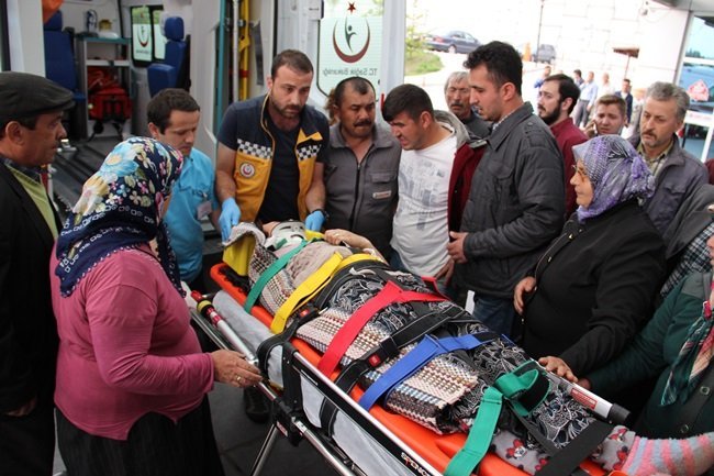 KAYINPEDERİNİN KULLANDIĞI PATPATIN DEVRİLMESİ SONUCU YARALANAN GELİNİ GÜLBAHAR ALTAY AMBULANSLA HASTANEYE KALDIRILDI. (VEDAT KILIÇ/ZONGULDAK-İHA)