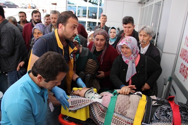 KDZ. EREĞLİ'DE PAT PATIN DEVRİLMESİ SONUCU YARALANAN EŞİ GÜLBAHAR ALTAY'I HASTANEDE KARŞILAYAN EŞİ DURMUŞ ALTAY GÖZYAŞLARINA BOĞULDU. (VEDAT KILIÇ/ZONGULDAK-İHA)