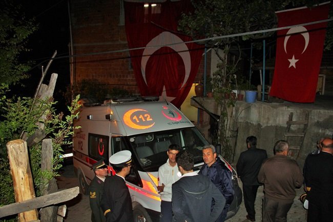 HAKKARİ’NİN ŞEMDİNLİ İLÇESİNİN ORTAKLAR KÖYÜ’NDEKİ KARAKOLA BAĞLI HAPUST TEPE ÜS BÖLGESİNE SALDIRAN PKK’LI TERÖRİSTLERLE ÇIKAN ÇATIŞMADA 25 YAŞINDAKİ PİYADE KOMANDO AYHAN ERDOĞAN ŞEHİT DÜŞTÜ. ACI HABER ŞEHİDİN BABA EVİNE ULAŞTI. (AKİF YAMAN - SERKAN ARAT/BARTIN-İHA)