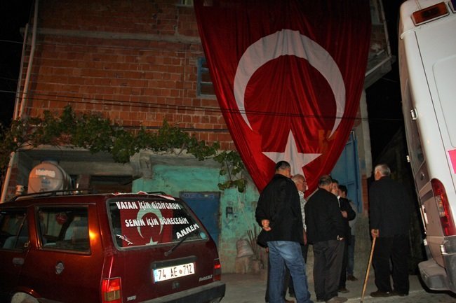 28 GÜN SONRA TERHİS OLACAĞI VE 4 GÜN SONRA DA TERHİS İŞLEMLERİ İÇİN VAN’DAKİ KABUL TOPLANMA MERKEZİNE TESLİM OLMAYA HAZIRLANDIĞI ÖĞRENİLEN AYHAN ERDOĞAN’IN ASKERE GİTMEDEN ÖNCE ARABASINA, ‘VATAN İÇİN GİDİYORUM. SENİN İÇİN DÖNECEĞİM ANNEM' YAZDIĞI GÖRÜLDÜ. (AKİF YAMAN - SERKAN ARAT/BARTIN-İHA)