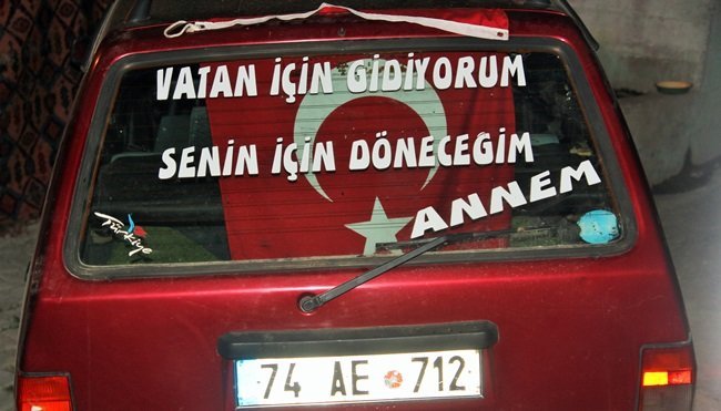 28 GÜN SONRA TERHİS OLACAĞI VE 4 GÜN SONRA DA TERHİS İŞLEMLERİ İÇİN VAN’DAKİ KABUL TOPLANMA MERKEZİNE TESLİM OLMAYA HAZIRLANDIĞI ÖĞRENİLEN AYHAN ERDOĞAN’IN ASKERE GİTMEDEN ÖNCE ARABASINA, ‘VATAN İÇİN GİDİYORUM. SENİN İÇİN DÖNECEĞİM ANNEM' YAZDIĞI GÖRÜLDÜ. (AKİF YAMAN - SERKAN ARAT/BARTIN-İHA)