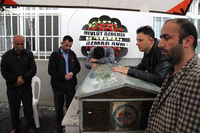 ZONGULDAK’IN EREĞLİ İLÇESİNDE ÜZERİNE TELEVİZYON DÜŞMESİ SONUCU KALDIRILDIĞI HASTANEDE HAYATINI KAYBEDEN 3 YAŞINDAKİ KEREM KURT DÜZENLENEN CENAZE TÖRENİ İLE SON YOLCULUĞUNA UĞURLANDI. (VEDAT KILIÇ/ZONGULDAK-İHA)