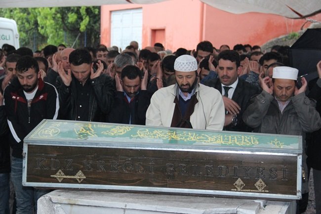 ZONGULDAK’IN EREĞLİ İLÇESİNDE ÜZERİNE TELEVİZYON DÜŞMESİ SONUCU KALDIRILDIĞI HASTANEDE HAYATINI KAYBEDEN 3 YAŞINDAKİ KEREM KURT DÜZENLENEN CENAZE TÖRENİ İLE SON YOLCULUĞUNA UĞURLANDI. (VEDAT KILIÇ/ZONGULDAK-İHA)