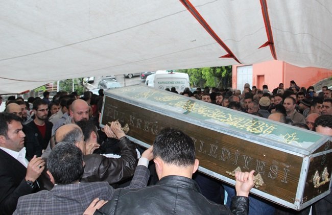 ZONGULDAK’IN EREĞLİ İLÇESİNDE ÜZERİNE TELEVİZYON DÜŞMESİ SONUCU KALDIRILDIĞI HASTANEDE HAYATINI KAYBEDEN 3 YAŞINDAKİ KEREM KURT DÜZENLENEN CENAZE TÖRENİ İLE SON YOLCULUĞUNA UĞURLANDI. (VEDAT KILIÇ/ZONGULDAK-İHA)