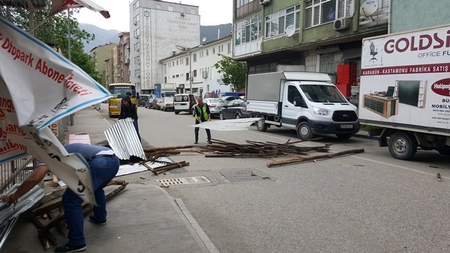 KARABÜK’TE ETKİLİ OLAN FIRTINA HAYATI OLUMSUZ ETKİLEDİ. (YASİN ERDEM/KARABÜK-İHA)
