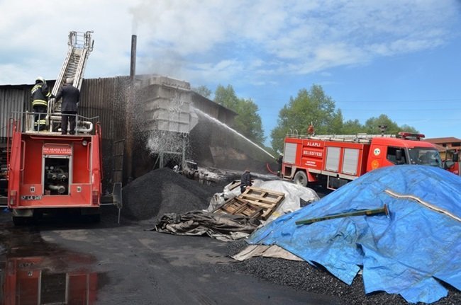 ZONGULDAK'IN ALAPLI İLÇESİNDE BULUNAN BİR KÖMÜR İŞLETME TESİSİNDE YANGIN ÇIKTI. YANGIN, İTFAİYE EKİPLERİ TARAFINDAN KISA SÜREDE SÖNDÜRÜLDÜ. (ERTUĞRUL YÜKSEL/ZONGULDAK-İHA)