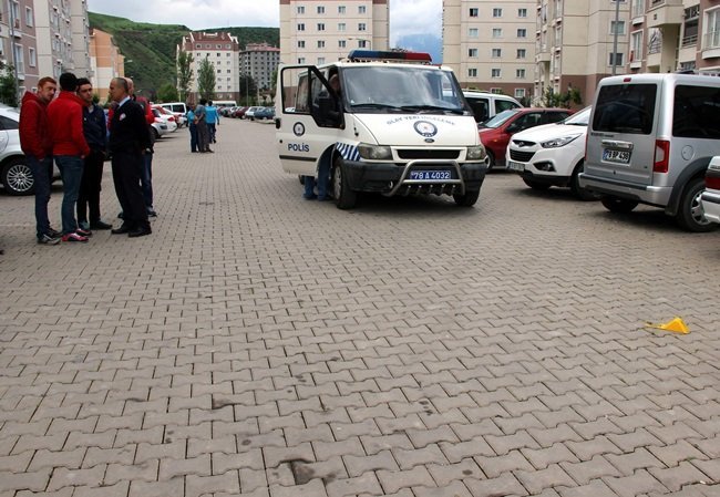KARABÜK’TE BİR GÜN ÖNCE KALP AĞRISI ŞİKAYETİ İLE ACİL SERVİSE BAŞVURAN VE BURADA YAPILAN EKG’SI TEMİZ ÇIKAN LİSE SON SINIF ÖĞRENCİSİ MERSİYE EBRU ÇORBACIOĞLU, BU SABAH STAJ GÖRDÜĞÜ İŞYERİNE GİTMEK ÜZERE ÇIKTIĞI EVİNİN ÖNÜNDE KALP KRİZİ GEÇİRDİ. (YASİN ERDEM/KARABÜK-İHA)
