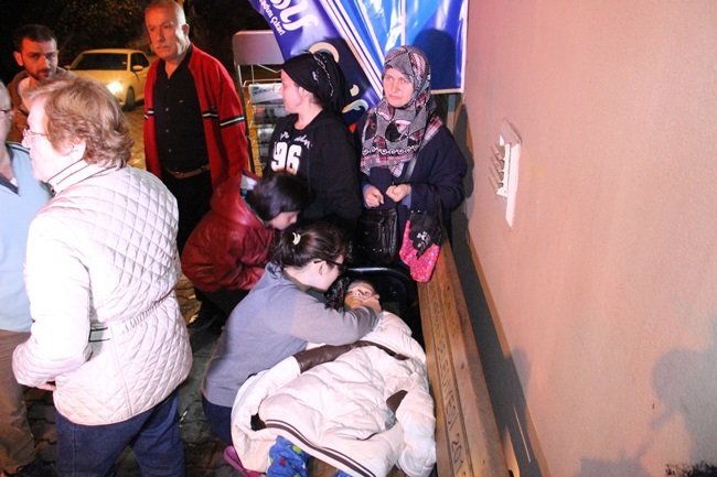 KAZADA OTOMOBİL İLE DUVAR ARASINA SIKIŞAN 8 YAŞINDAKİ EFE'Yİ ABLASI EDA KÜLCÜ TESELLİ ETMEYE ÇALIŞTI. (VEDAT KILIÇ/ZONGULDAK-İHA)