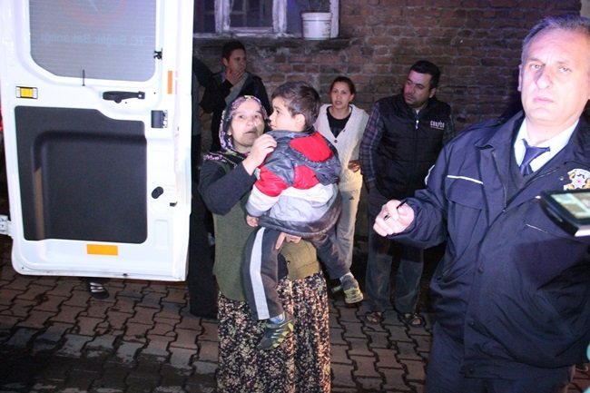 KAZADA YARALANAN 5 YAŞINDAKİ MEHMET YILDIRIM ANNESİNİN KUCAĞINDA SAĞLIK EKİPLERİNİN MÜDAHALESİNİ BEKLEDİ. (VEDAT KILIÇ/ZONGULDAK-İHA)