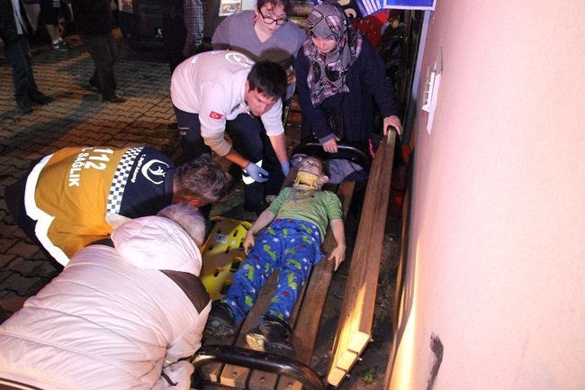 KDZ. EREĞLİ'DE OTOMOBİL KALDIRIMDA YÜRÜYEN ÇOCUKLARIN ARASINA DALDI. (VEDAT KILIÇ/ZONGULDAK-İHA)