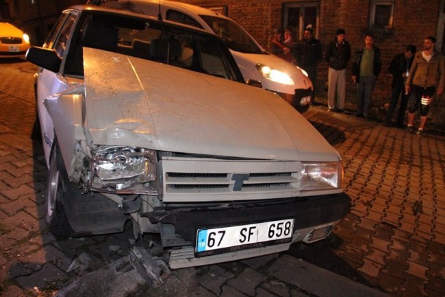 KDZ. EREĞLİ'DE KAZA YAPAN OTOMOBİL KALDIRIMDA YÜRÜYEN ÇOCUKLARIN ARASINA DALDI. (VEDAT KILIÇ/ZONGULDAK-İHA)