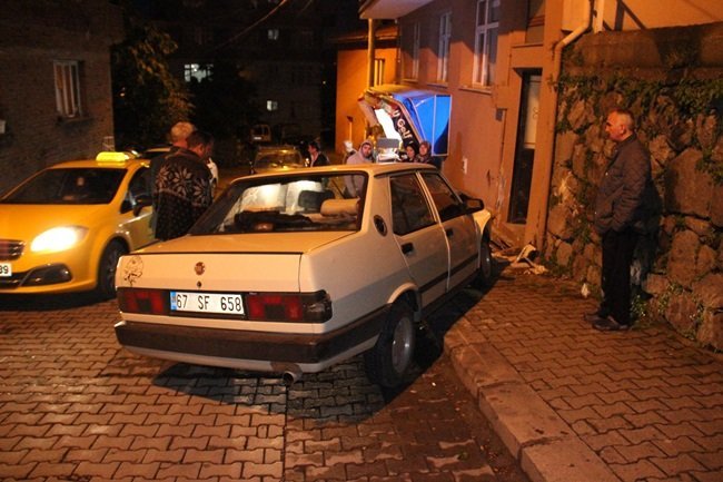 KDZ. EREĞLİ'DE BAYAN SÜRÜCÜNÜN KONTROLÜNÜ KAYBETTİĞİ OTOMOBİL KALDIRIMDA YÜRÜYEN ÇOCUKLARIN ARASINA DALDI. (VEDAT KILIÇ/ZONGULDAK-İHA)