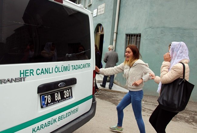 ÇORBACIOĞLU’NUN SINIF ARKADAŞLARI CENAZE ARACININ ARKASINDAN KOŞARAK ‘EBRU GİTME, KARDEŞİM’ DİYE FERYATLARI YÜREKLERİ DAĞLADI. (YASİN ERDEM/KARABÜK-İHA)