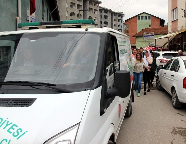 KARABÜK’TE STAJ GÖRDÜĞÜ İŞYERİNE GİDERKEN YOLDA KALP KRİZİ GEÇİREREK HAYATINI KAYBEDEN LİSE ÖĞRENCİSİ EBRU ÇORBACIOĞLU  GÖZYAŞLARI ARASINDA SON YOLUCULUĞUNA UĞURLANDI. (YASİN ERDEM/KARABÜK-İHA)