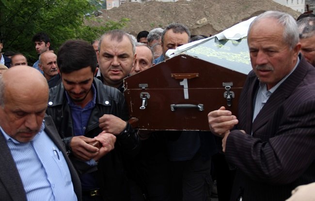 KARABÜK’TE STAJ GÖRDÜĞÜ İŞYERİNE GİDERKEN YOLDA KALP KRİZİ GEÇİREREK HAYATINI KAYBEDEN LİSE ÖĞRENCİSİ EBRU ÇORBACIOĞLU  GÖZYAŞLARI ARASINDA SON YOLUCULUĞUNA UĞURLANDI. (YASİN ERDEM/KARABÜK-İHA)