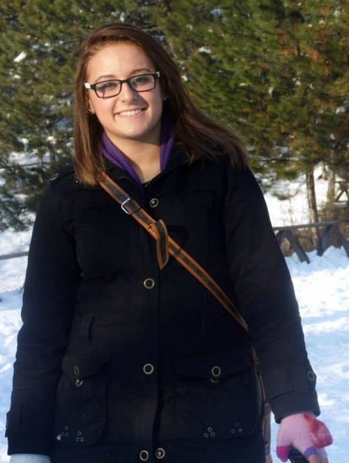 ÖNCEKİ GÜN ÖNCE KALP RAHATSIZLIĞI ŞİKAYETİ İLE ACİL SERVİSE BAŞVURAN VE BURADA YAPILAN EKG’SI TEMİZ ÇIKAN LİSE SON SINIF ÖĞRENCİSİ MERSİYE EBRU ÇORBACIOĞLU, DÜN SABAH STAJ GÖRDÜĞÜ İŞYERİNE GİTMEK ÜZERE ÇIKTIĞI EVİNİN ÖNÜNDE YERE YIĞILMIŞ, AMBULANSLA KALDIRILDIĞI HASTANEDE TÜM MÜDAHALEYE RAĞMEN KURTARILAMAMIŞTI. (YASİN ERDEM/KARABÜK-İHA)