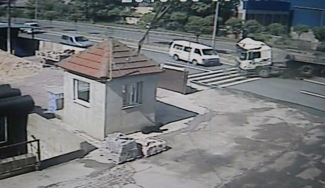 TIR KAZASI SANİYE SANİYE KAMERALARA YANSIDI