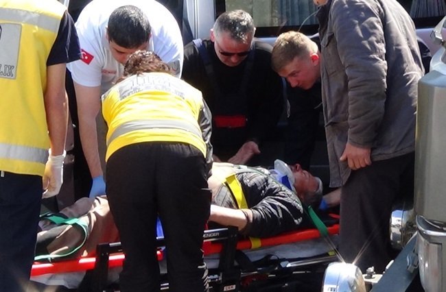KAZADA YARALANAN MİNİBÜS SÜRÜCÜSÜ AMBULANSLA KDZ. EREĞLİ DEVLET HASTANESİ'NE KALDIRILDI. (VEDAT KILIÇ/ZONGULDAK-İHA)