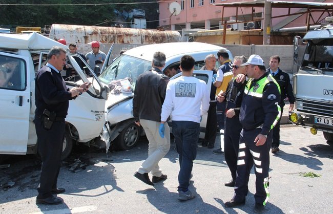 KDZ. EREĞLİ'DE İLÇESİNDE KARŞI ŞERİDE GEÇEN TIR MİNİBÜS VE KAMYONETE ÇARPTIKTAN SONRA GÜLÜÇ BELEDİYESİ ŞANTİYESİNE GİRDİ. (VEDAT KILIÇ/ZONGULDAK-İHA)