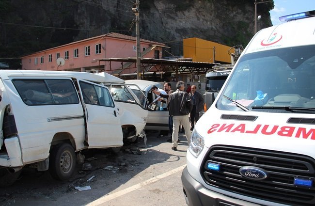 KDZ. EREĞLİ'DE KONTROLDEN ÇIKAN TIR KARŞI ŞERİDE GEÇTİ, İKİ ARACA ÇARPTIKTAN SONRA ŞANTİYEYE GİRDİ. (VEDAT KILIÇ/ZONGULDAK-İHA)