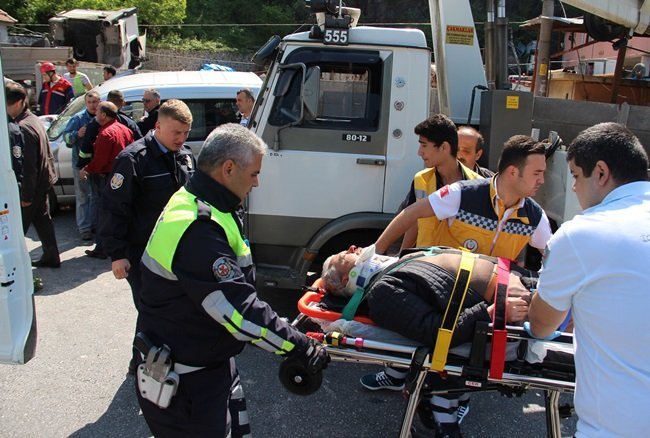 KARŞI ŞERİDE GEÖEN TIR'IN ÇARPTIĞI KAMYONETİN SÜRÜCÜSÜ AMBULANSLA KDZ. EREĞLİ DEVLET HASTANESİ'NE KALDIRILDI. (VEDAT KILIÇ/ZONGULDAK-İHA)