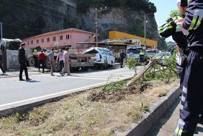 KDZ. EREĞLİ İLÇESİNDE KONTROLÜ KAYBEDİP KARŞI ŞERİDE GEÇEN TIR KARŞI YÖNDEN GELEN MİNİBÜS İLE KAMYONETE ÇARPTI. (VEDAT KILIÇ/ZONGULDAK-İHA)