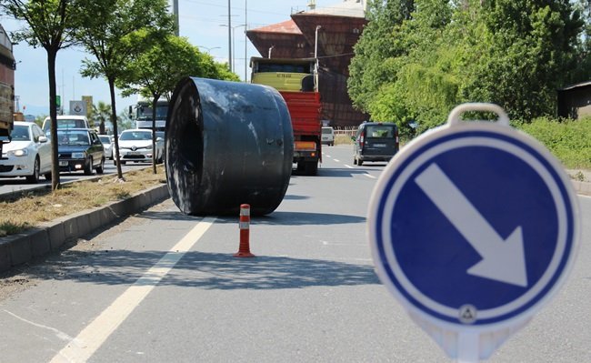 KONTROLDEN ÇIKAN TIR'IN ÜZERİNDE YAKLAŞIK 20 TON AĞIRLIĞINDAKİ SAC RULO YOLA DÜŞTÜ. (VEDAT KILIÇ/ZONGULDAK-İHA)
