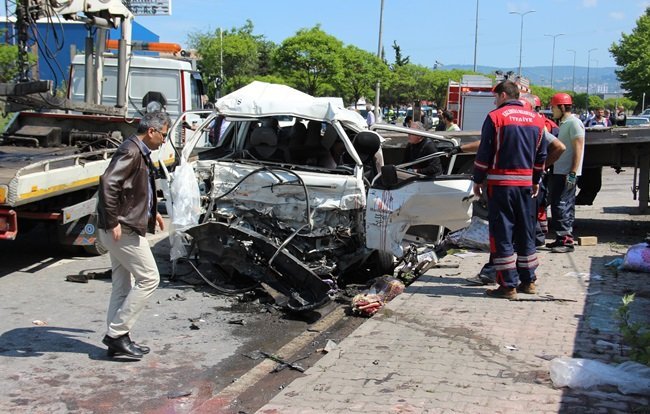 KDZ. EREĞLİ'DE KARŞI ŞERİDE GEÇEN TIR'IN ÇARPTIĞI MİNİBÜS HURDAYA DÖNDÜ. (VEDAT KILIÇ/ZONGULDAK-İHA)