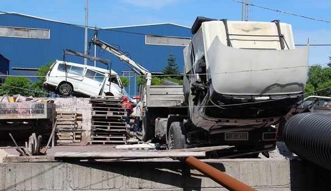 KDZ. EREĞLİ'DE KARŞI ŞERİDE GEÇEN TIR MİNİBÜS İLE KAMYONETE ÇARPTIKTAN SONRA GÜLÜÇ BELEDİYESİ ŞANTİYESİNE GİRDİ. (VEDAT KILIÇ/ZONGULDAK-İHA)