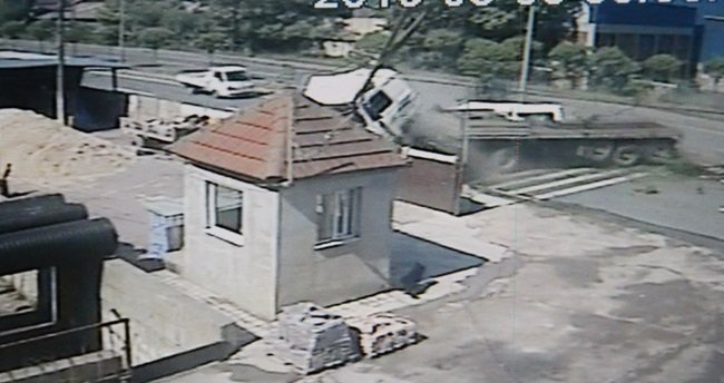 KDZ. EREĞLİ'DE KONTROLDEN ÇIKAN TIR'IN KARŞI ŞERİDE GEÇİP MİNİBÜS VE KAMYONETE ÇARPMA ANI SANİYE SANİYE GÜVENLİK KAMERALARINA YANSIDI. (VEDAT KILIÇ/ZONGULDAK-İHA)