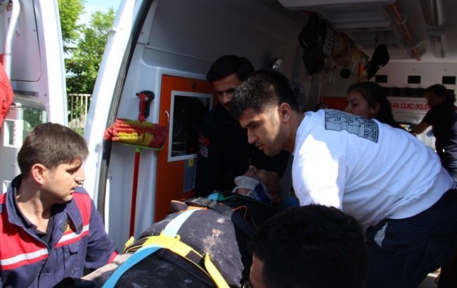 KAZADA YARALANAN MİNİBÜS SÜRÜCÜSÜ AMBULANSLA HASTANEYE KALDIRILDI. (VEDAT KILIÇ/ZONGULDAK-İHA)