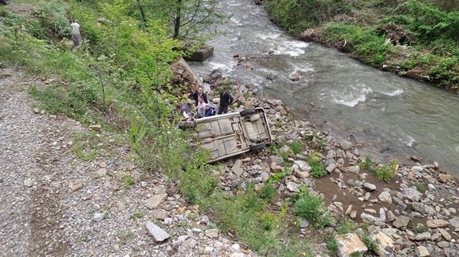 BARTIN’IN KUMLUCA BELDESİNDE BİR OTOMOBİLİN UÇURUMA YUVARLANMASI SONUCU, 1 KİŞİ YARALANDI. (MUSTAFA KURT/BARTIN-İHA)