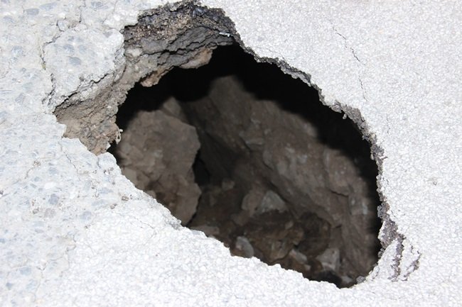 KÖPRÜDE Kİ ASFALTIN ALTININ BOŞ OLMASI VE OLUŞAN ÇUKUR MAHALLE SAKİNLERİNİ TEDİRGİN ETTİ. (VEDAT KILIÇ/ZONGULDAK-İHA)