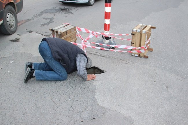 KDZ. EREĞLİ BELEDİYESİ EKİPLERİ KEPEZ MAHALLESİ SOLAK KÖYÜ YOLAYRIMI GİRİŞİNDEKİ KÖPRÜ'DE YAŞANAN ÇÖKMENİN OLDUĞU YERE GELEREK İNCELEMELERDE BULUNDU. (VEDAT KILIÇ/ZONGULDAK-İHA)