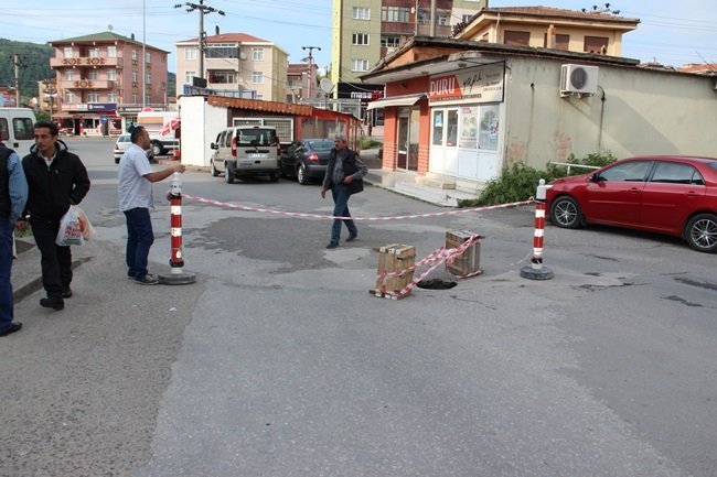 KDZ. EREĞLİ İLÇESİNE BAĞLI KEPEZ MAHALLESİ SOLAK KÖYÜ YOLAYRIMI GİRİŞİNDEKİ KÖPRÜDE ASFALT ÇÖKTÜ. (VEDAT KILIÇ/ZONGULDAK-İHA)