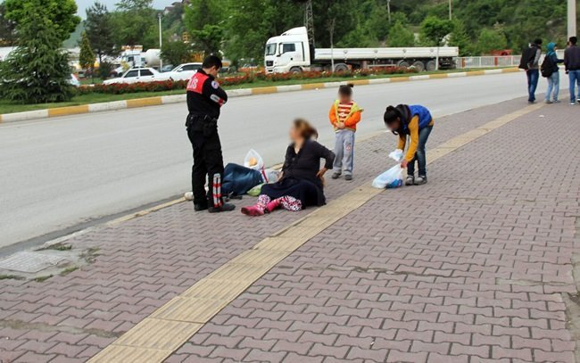 KARABÜK’TE BİR KİŞİ, DOLMUŞ BEKLEYEN 2 KADINI ARALARINDA BULUNAN HUSUMET NEDENİYLE TEKME TOKAT DÖVDÜ. YARALANAN KADINLAR HASTANEYE KALDIRILIRKEN, KAÇAN SALDIRGAN GÖZALTINA ALINDI. (YASİN ERDEM/KARABÜK-İHA)