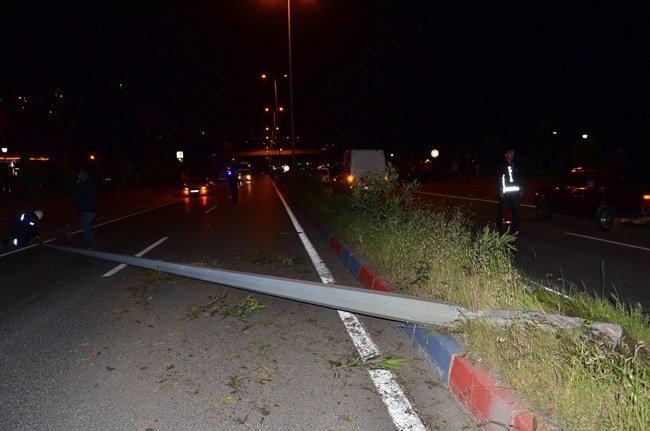 ZONGULDAK'TA DİREKSİYON HAKİMİYETİNİ KAYBEDEN SÜRÜCÜ AYDINLATMA DİREĞİNİ DEVİRDİ. KAZADA SÜRÜCÜ VE YANINDAKİ YOLCU HAFİF ŞEKİLDE YARALANDI. (ONUR ALTINDAĞ/ZONGULDAK-İHA)