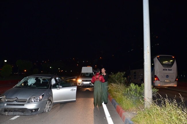 ZONGULDAK'TA DİREKSİYON HAKİMİYETİNİ KAYBEDEN SÜRÜCÜ AYDINLATMA DİREĞİNİ DEVİRDİ. KAZADA SÜRÜCÜ VE YANINDAKİ YOLCU HAFİF ŞEKİLDE YARALANDI. (ONUR ALTINDAĞ/ZONGULDAK-İHA)