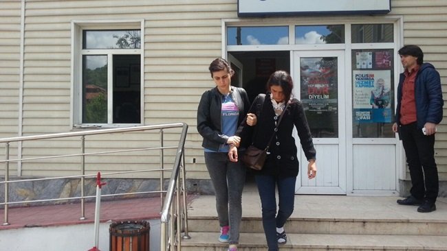 GİRDİKLERİ EVDE HIRSIZLIK YAPARKEN EV SAHİBİNE YAKALANDILAR