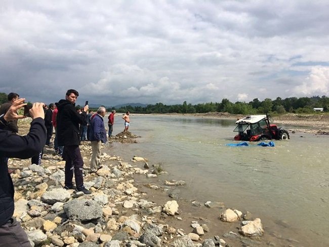 BARTIN’IN KOZCAĞIZ BELDESİNDE BİR VATANDAŞ, TRAKTÖRLE IRMAĞIN KARŞISINA GEÇMEK İSTEDİ. IRMAĞIN ORTASINA GELİNCE TRAKTÖR, SULARA GÖMÜLDÜ. SÜRÜCÜ CANINI ZOR KURTARIRKEN, TRAKTÖR DE İŞ MAKİNESİ YARDIMIYLA SUDAN ÇIKARILDI. (MUSTAFA KURT/BARTIN-İHA)