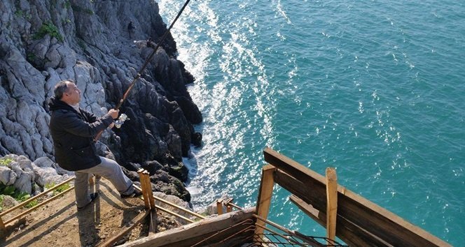 METRELERCE YÜKSEKLİKTE ÖLÜMÜNE BALIK SEVDASI