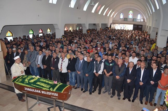 SERKAN SARI'NIN CENAZESİ HZ. ALİ CAMİİ'NDE KILINAN CENAZE NAMAZININ ARDINDAN DEFNEDİLDİ. (ONUR ALTINDAĞ - SERTAÇ ÖZDEMİR/ZONGULDAK-İHA)
