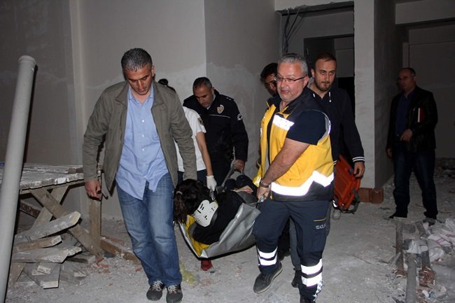 KASTAMONU’DA SURİYE UYRUKLU ALHASAN JBARA ADLI GENÇ, TUVALETİNİ YAPMAK İÇİN İNŞAAT HALİNDEKİ BİNAYA GİRDİ. KARANLIK NEDENİYLE GENÇ, ASANSÖR BOŞLUĞUNA DÜŞEREK YARALANDI. (VEDAT YUNUS İKİZOĞLU/KASTAMONU-İHA)