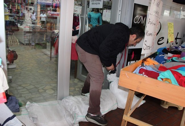 KARABÜK'TE ETKİLİ OLAN SAĞANAK YAĞIŞ SONRASI CADDELER ADETA GÖLE DÖNDÜ. (YASİN ERDEM/KARABÜK-İHA)