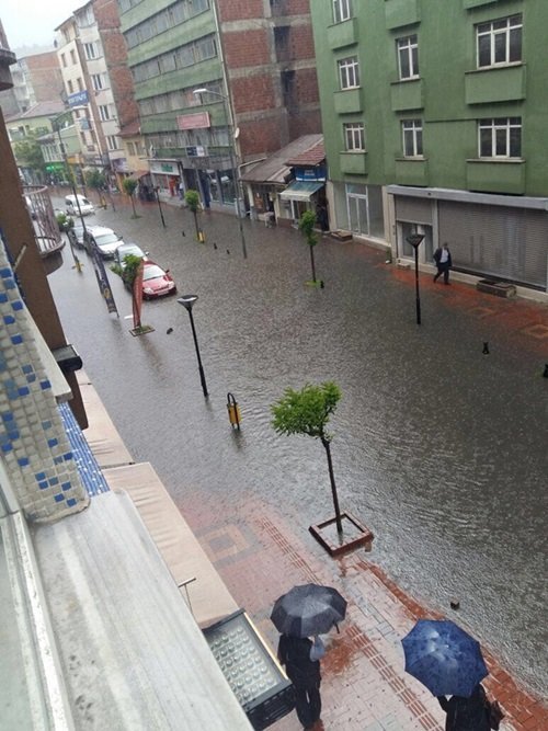KARABÜK'TE ETKİLİ OLAN SAĞANAK YAĞIŞ SONRASI CADDELER ADETA GÖLE DÖNDÜ. (YASİN ERDEM/KARABÜK-İHA)
