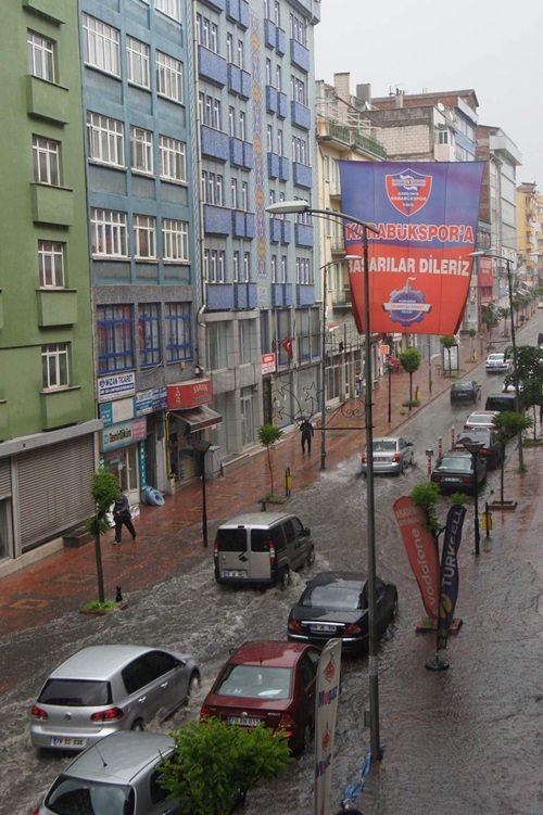 KARABÜK'TE ETKİLİ OLAN SAĞANAK YAĞIŞ SONRASI CADDELER ADETA GÖLE DÖNDÜ. (YASİN ERDEM/KARABÜK-İHA)
